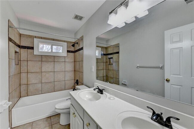 Building Photo - 2835 Crestmont Ct