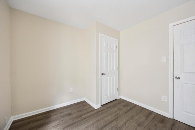 Building Photo - Spacious 3-Bedroom Apartment in the Heart ...