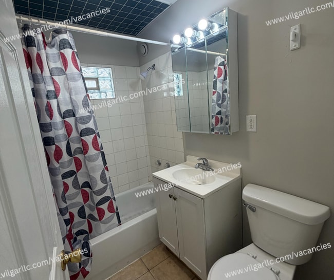 Building Photo - FOR RENT — SPACIOUS 3 BED / 2 BATH HOME