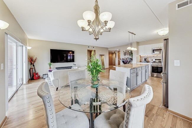 Building Photo - 6559 W George St