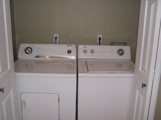 Building Photo - UT PRE-LEASE: North Campus 6 bed / 3 bath Remodel, High-End Kitchen Features SS Appliances, Wood ...