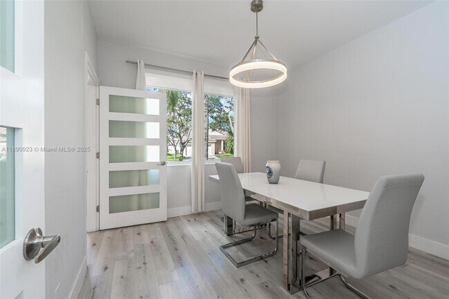 Building Photo - 925 Briar Ridge Rd