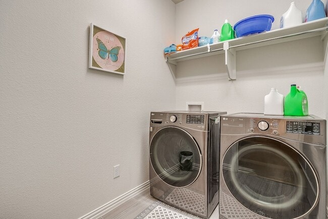 Building Photo - 550 Peppercress Ln