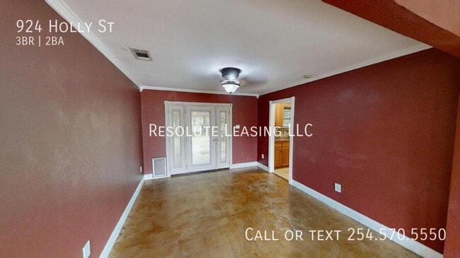 Building Photo - 924 Holly St