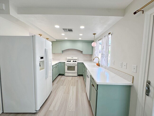 Building Photo - 4 BEDROOM 2.5 BATH HOME