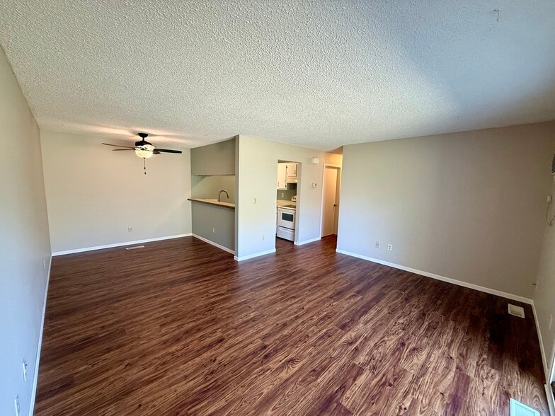 Building Photo - 8856 Jasmine Ln