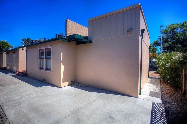 Building Photo - Beautiful 2 Bed 2 Bath Duplex with A/C