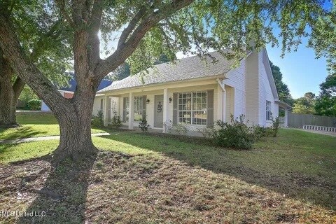 Building Photo - 631 Live Oak Dr