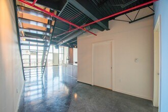 Building Photo - 2 Bed 2 Bath Modern Condo in Uptown Dallas!