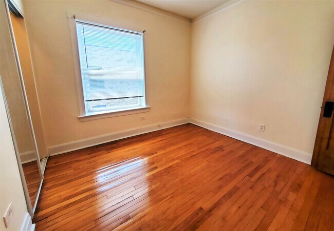 Building Photo - East Albany Park – Updated 1-Bedroom Apt –...