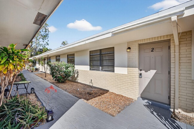 Building Photo - 2500 SW 18th Terrace