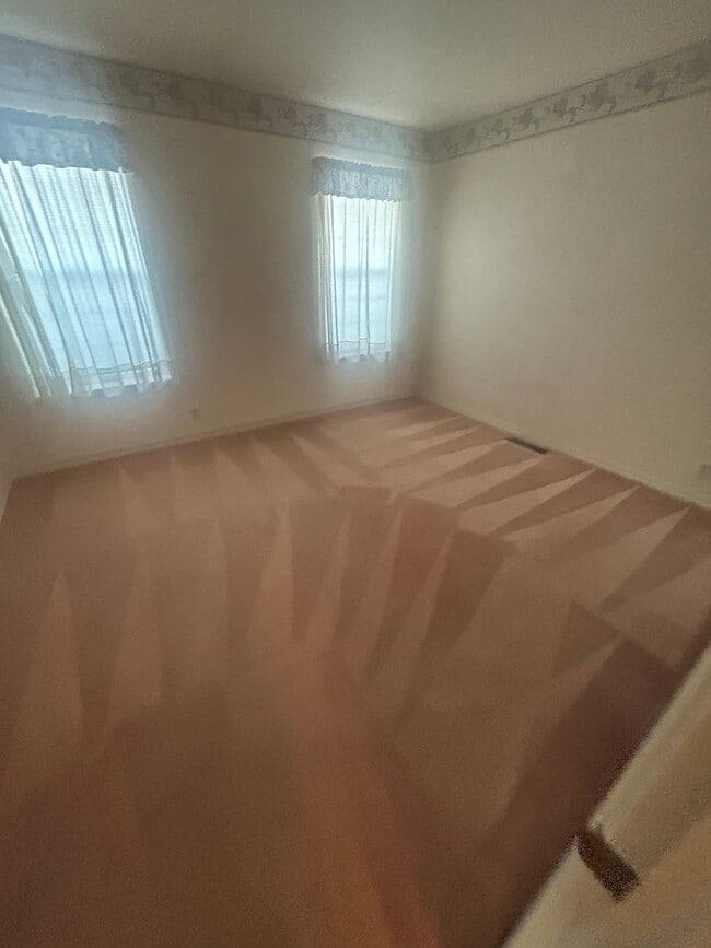 Building Photo - Beautiful Lake Wildwood Home with private back yard.