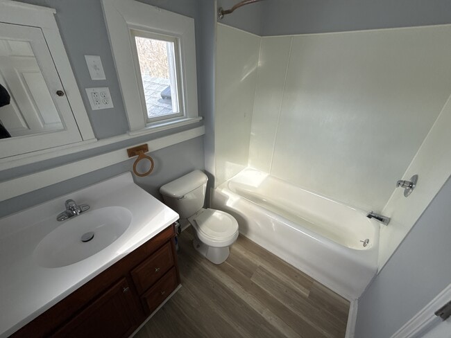 Building Photo - 913 10th St