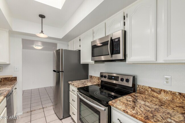 Building Photo - 3820 S Elm St