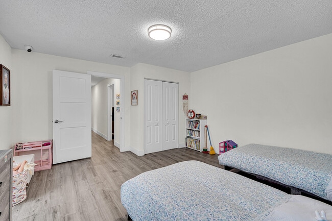 Building Photo - 10108 SW 53rd Ct
