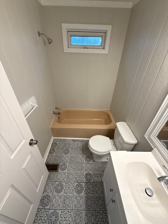 Building Photo - 5331 Oliver Ave