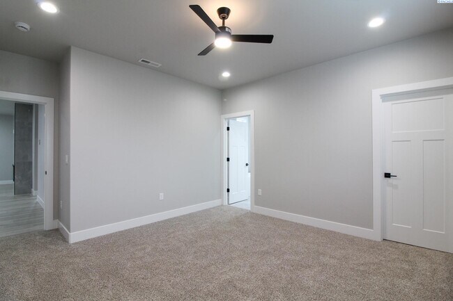 Building Photo - 3 Bedroom, 2 Bath Pasco Townhouse