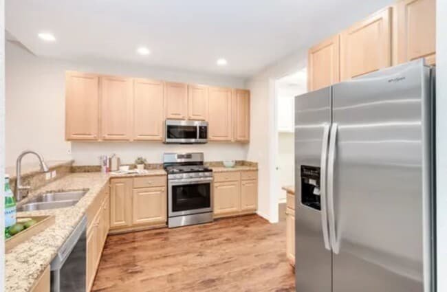 Building Photo - 3/2.5 Mediterranean Style Townhome