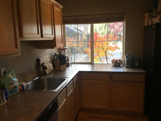 Building Photo - NW 3x2 townhome with primary bedroom on the main level