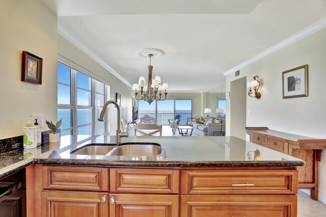 Building Photo - 1021 Hillsboro Mile