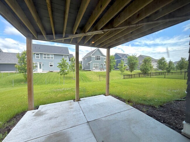 Building Photo - Gorgeous 3bed 3bath Home, Nestled in The Desirable Harvest West Neighborhood of Chaska