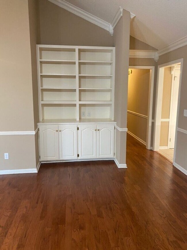 Building Photo - 4712 Lakeview Estates Dr