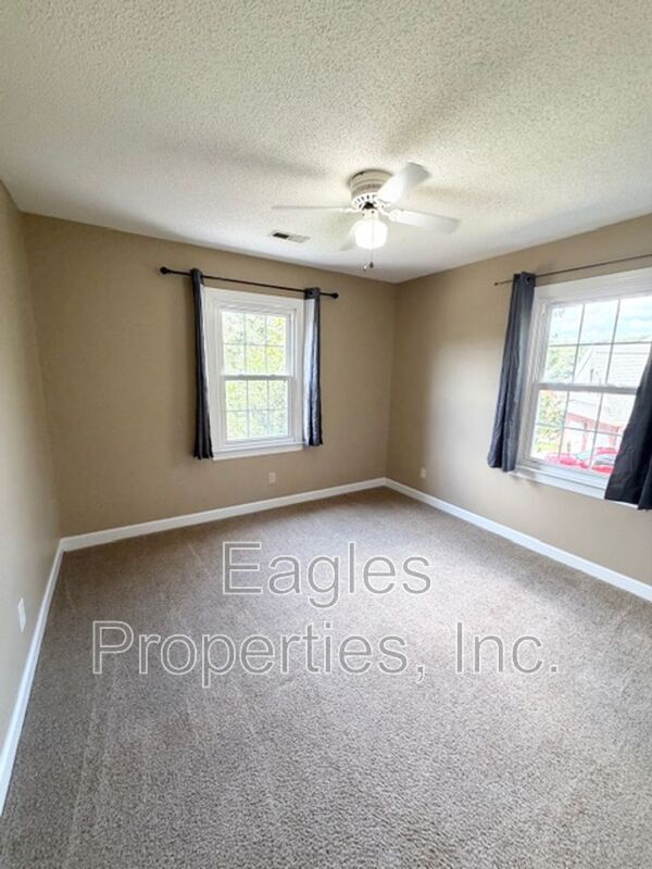 Building Photo - 100 Lakeshore Ct