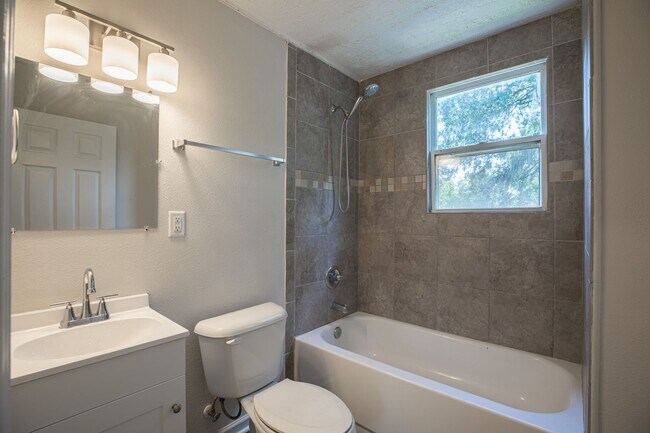 Building Photo - Spacious 3 bedroom, 1 Bathroom Upper Level Duplex Apartment