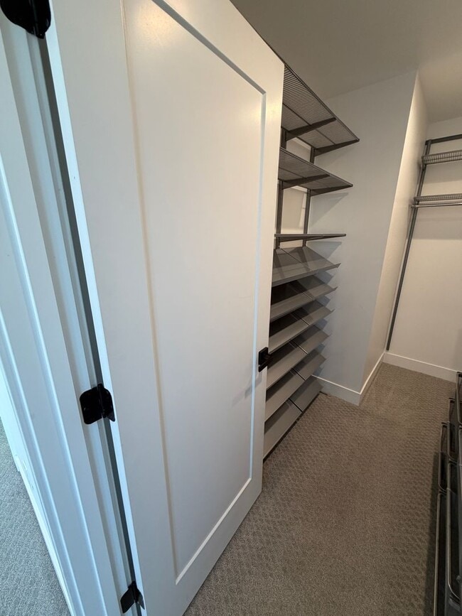 Building Photo - Gorgeous Sunnyside 4 bedroom home with rooftop patio