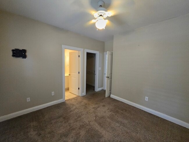 Building Photo - 2180 Lakeside Dr