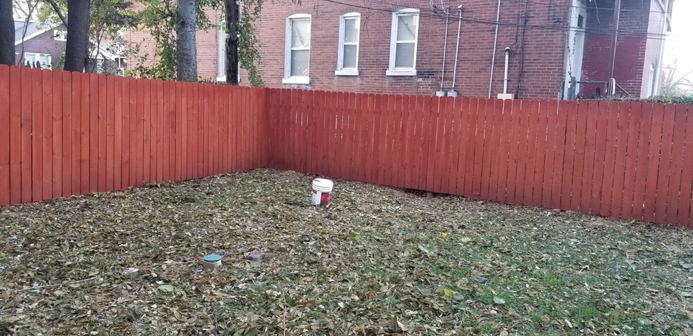 Roomy fenced in back yard - 2621 Arsenal St