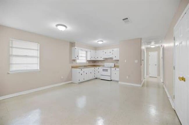 Building Photo - Picture Perfect Family