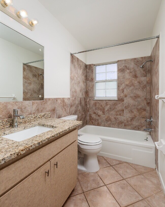Building Photo - Charming single-family home nestled in des...