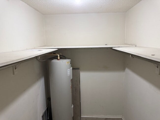 Building Photo - 1 Bedroom/1 Bathroom 2nd Floor Condo at Sandlewood Villas AVAILABLE MAY 1st!
