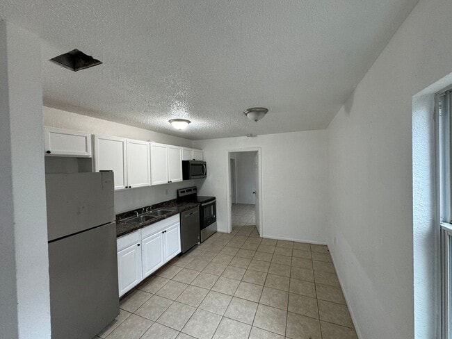 Building Photo - Cozy duplex with 3 bedrooms and 2 baths