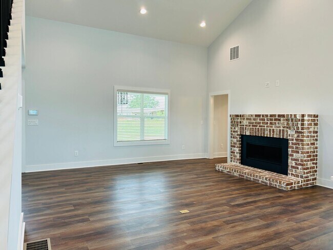 Building Photo - Stunning 4 bedroom 2.5 bath near Downtown Newnan! Must see!