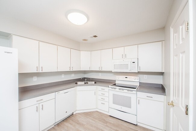 Building Photo - 2 Bedroom 2.5 Bathrooms in South Chesapeake