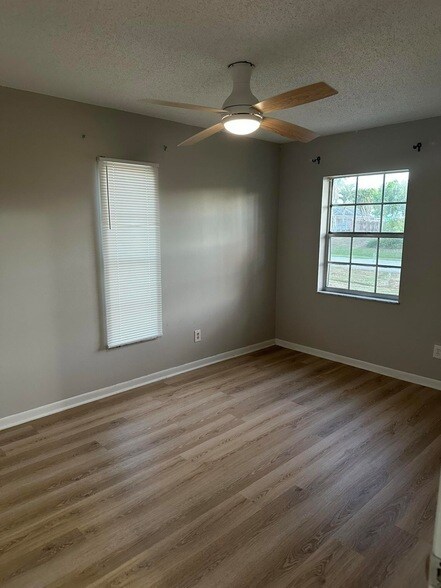 Building Photo - 965 SE Caravan Ave