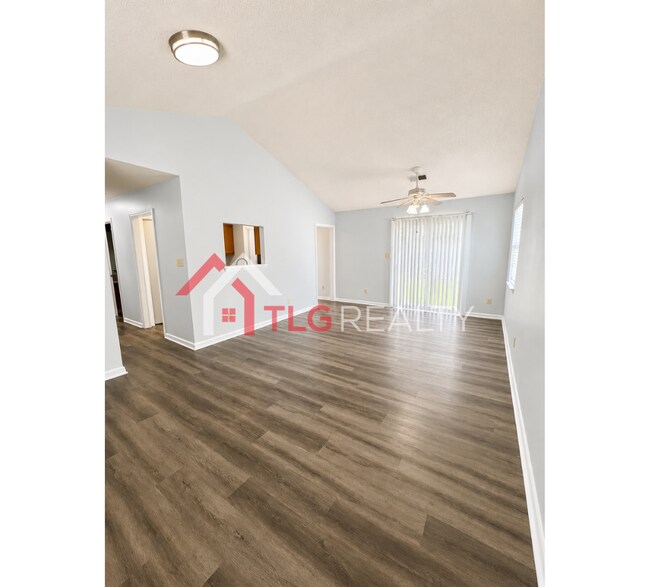 Building Photo - 3821 Rosedown Dr