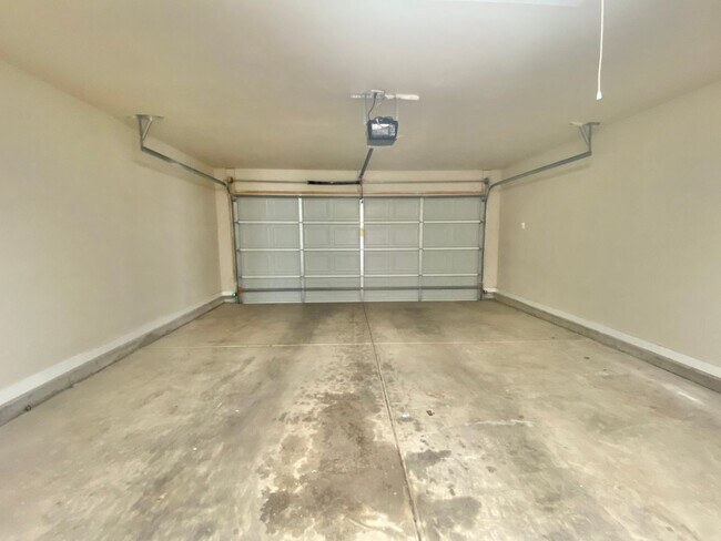 Building Photo - Now accepting Section 8