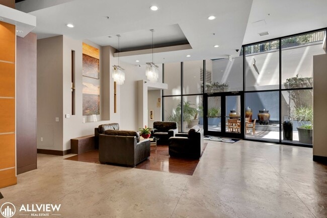 Building Photo - Location, Luxury, and Lifestyle – Top Floo...