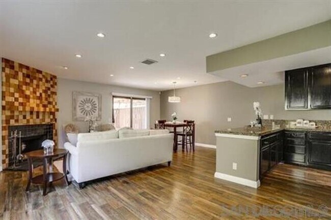 Building Photo - Gorgeous Tri-Level End Unit Home