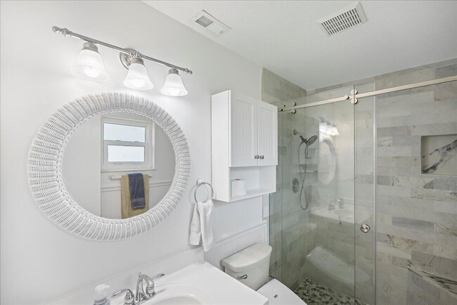 Building Photo - 2066 5th Ct SE