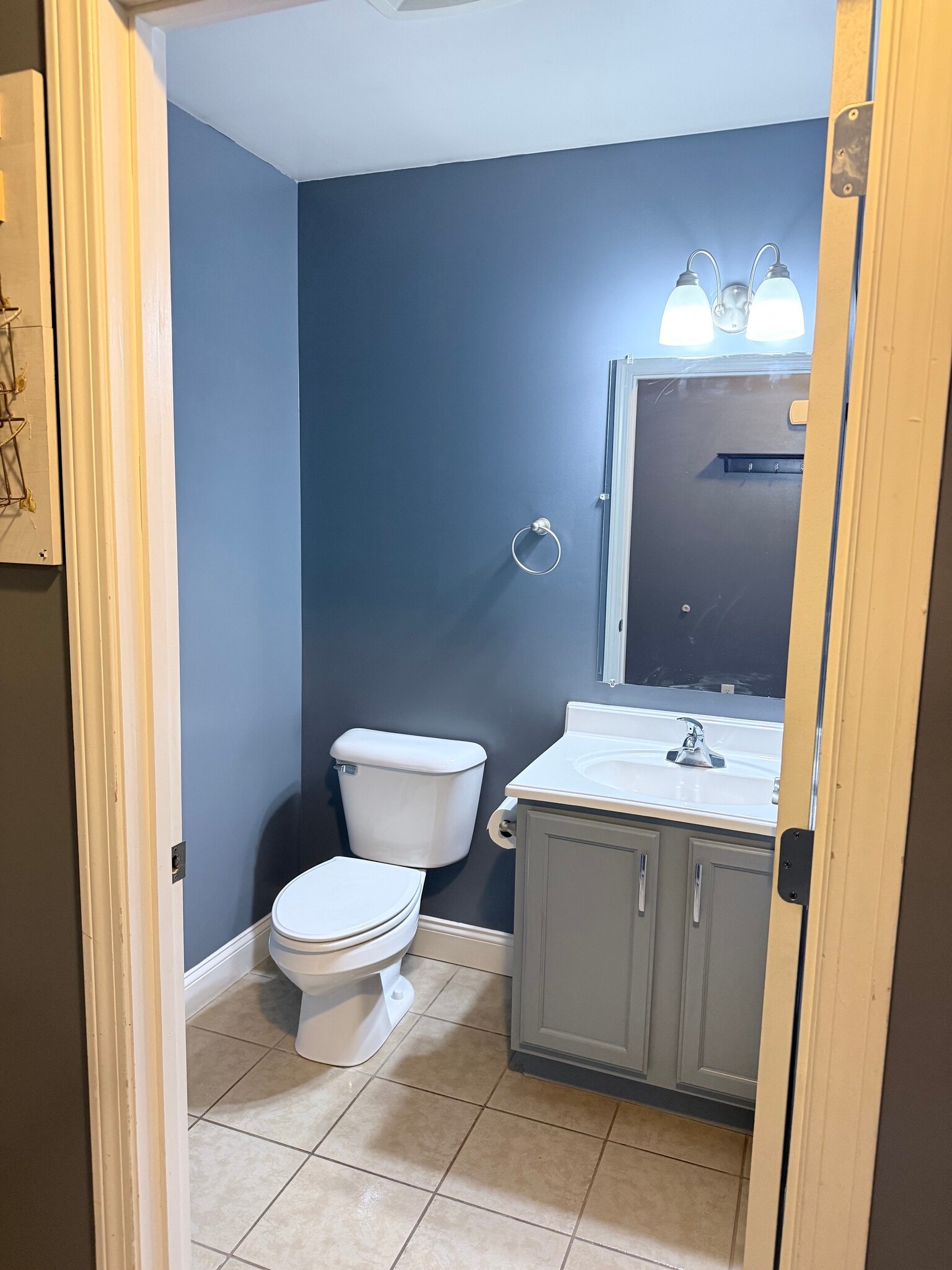 Main floor half bath - 7 Pleasant Woods