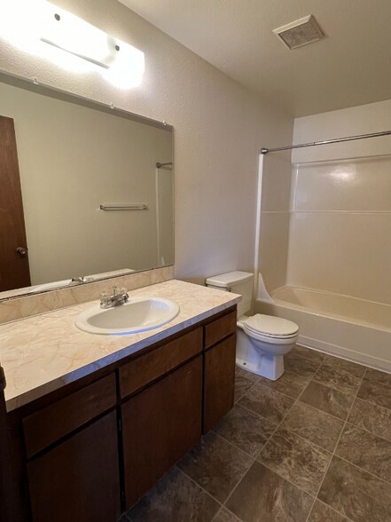 Building Photo - 100-190 SE Viewmont Ave