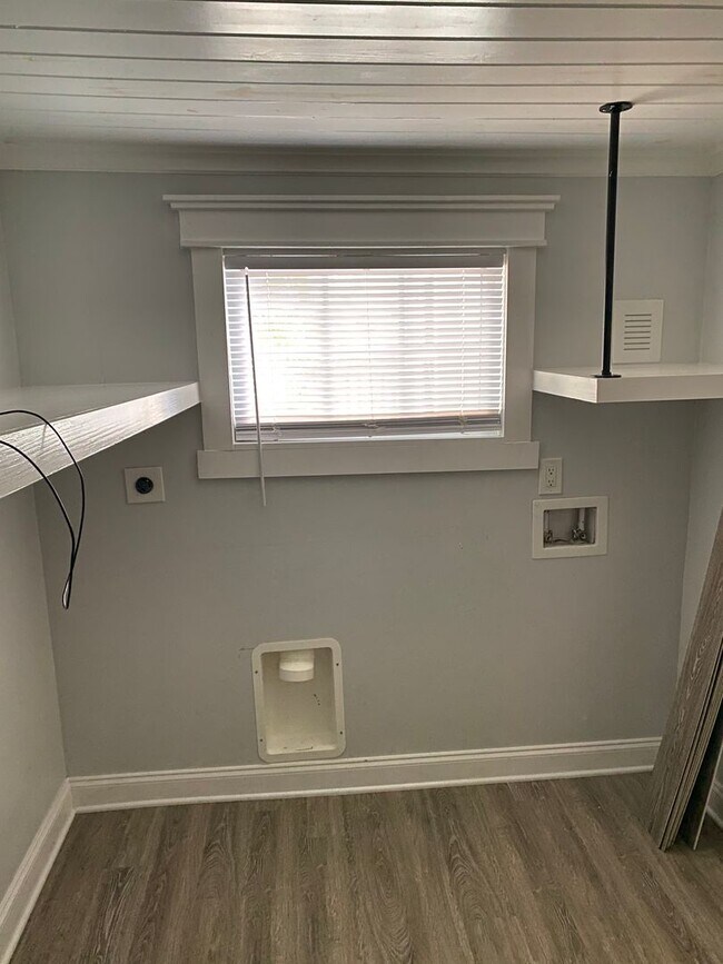 Building Photo - Beautifully renovated home!