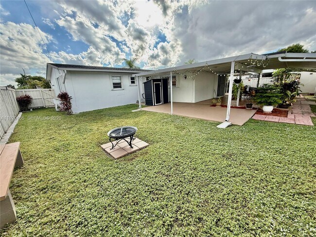 Building Photo - 8855 SW 17th Terrace