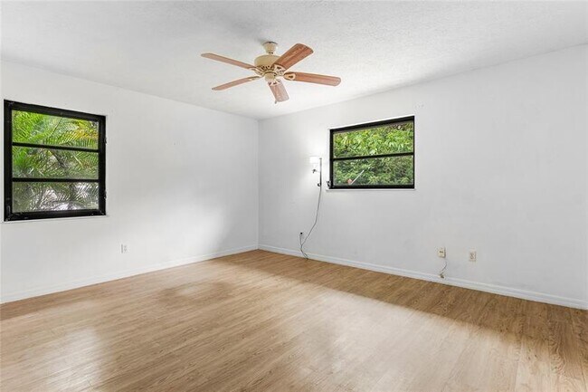 Building Photo - 2041 SE Floresta Dr