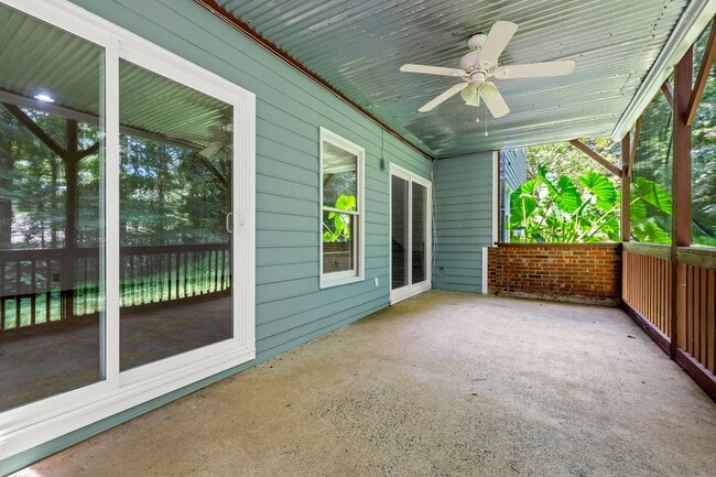 Building Photo - Spacious 4-Bedroom Carrboro Home with Dual...