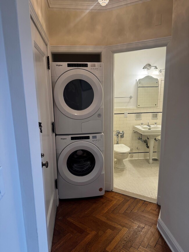 Building Photo - 925 E Wells St